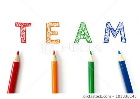 在團隊中工作和合作的彩色鉛筆 103336143