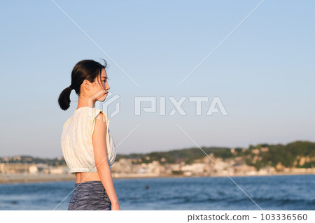 back view of yoga instructor 103336560