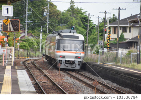 在地方線運行的“Kiha 85系列”柴油車“特快Wide View Nanki” 在地方線運行的“Kiha 85系列”柴油車“特快Wide View Nanki” 103336784