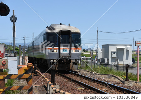 "Kiha 85 series" diesel car "Limited Express Wide View Nanki" running on local lines "Kiha 85 series" diesel car "Limited Express Wide View Nanki" running on local lines 103336849