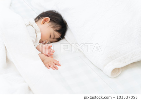 9個月大的寶寶睡在床上 9個月大的寶寶睡在床上 103337053