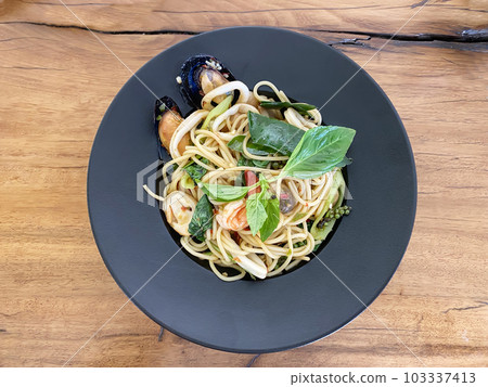 Drunken seafood spaghetti 103337413