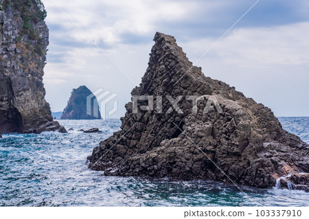 [Shizuoka Prefecture] Izu Peninsula Geopark, Ukishima Coast Columnar Joint Rocks 103337910