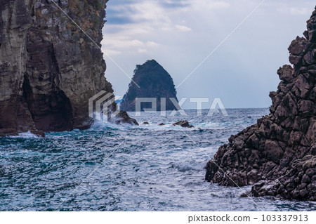【靜岡縣】伊豆半島地質公園、浮島海岸柱狀節理岩 【靜岡縣】伊豆半島地質公園、浮島海岸柱狀節理岩 103337913