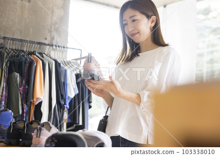 在運動服裝店購物的年輕女性 在運動服裝店購物的年輕女性 103338010