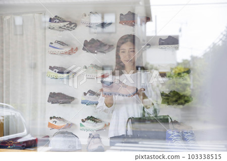 在運動服裝店購物的年輕女性 在運動服裝店購物的年輕女性 103338515