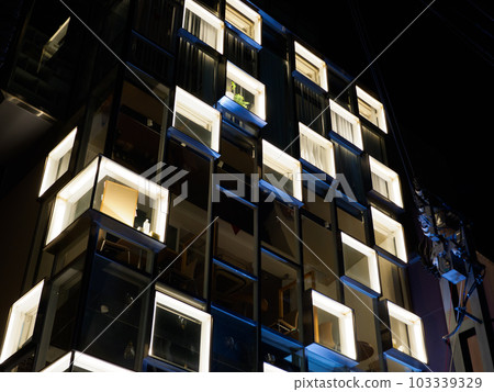 大樓窗戶的燈光在夜的黑暗中閃耀 103339329