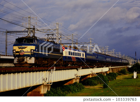 2001 EF6650 運行在山陽線的藍色列車曉彗星 103339763