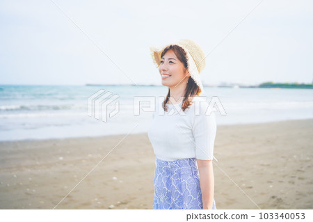 海邊戴草帽微笑的女人 103340053