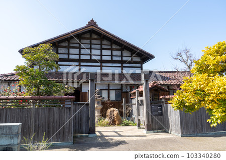 Blue sky and the relocated Kitamae ship owner's mansion | Soryokan | Image of an old private house | Kaga City, Ishikawa Blue sky and the relocated Kitamae ship owner's mansion | Soryokan | Image of an old private house | Kaga City, Ishikawa 103340280