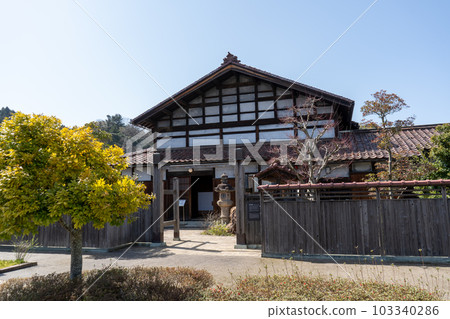 Blue sky and the relocated Kitamae ship owner's mansion | Soryokan | Image of an old private house | Kaga City, Ishikawa Blue sky and the relocated Kitamae ship owner's mansion | Soryokan | Image of an old private house | Kaga City, Ishikawa 103340286