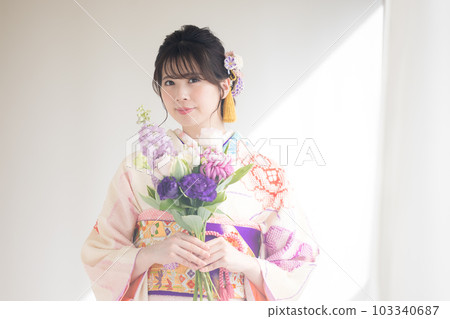 穿和服和服的女人肖像 103340687