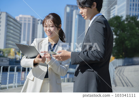 兩人在戶外開會 103341111