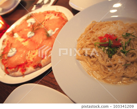 cream pasta and salmon pizza 103341209