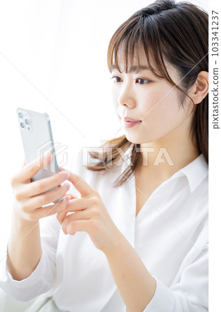 觀看智能手機的婦女 103341237