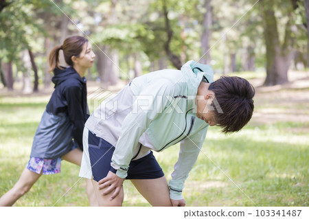 跑步者在戶外跑步前熱身 103341487