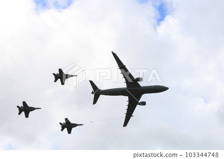 澳大利亞皇家空軍使用 KC-30A 加油機和 F/A-18 戰鬥機進行演示飛行 澳大利亞皇家空軍使用 KC-30A 加油機和 F/A-18 戰鬥機進行演示飛行 103344748