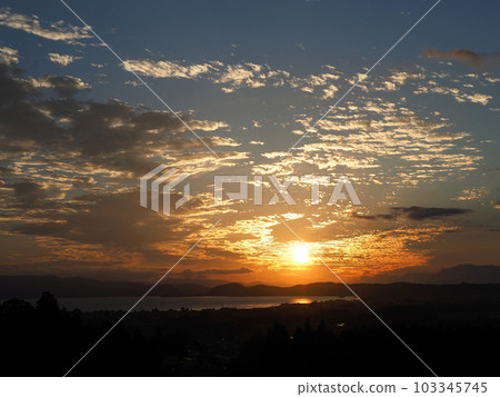 夕陽將豬苗代湖上空的鱗片雲和湖面染成橙色,蔚藍的天空令人印象深刻而美麗。 夕陽將豬苗代湖上空的鱗片雲和湖面染成橙色,蔚藍的天空令人印象深刻而美麗。 103345745