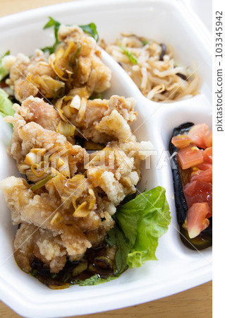 Delicious oil sardine chicken lunch Delicious oil sardine chicken lunch 103345942