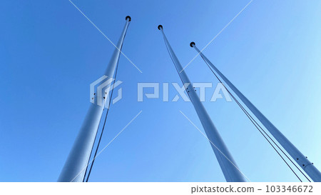 三根旗桿仰望_藍天背景 103346672