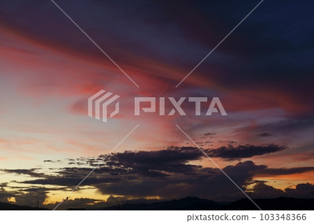 神秘發光的夏日黎明 Sky・Sky main・220730am 103348366