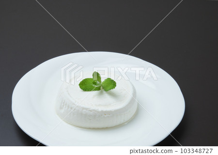 軟奶酪,如豆腐芝士蛋糕配香草 軟奶酪,如豆腐芝士蛋糕配香草 103348727