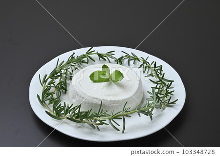 軟奶酪,如豆腐芝士蛋糕配香草 軟奶酪,如豆腐芝士蛋糕配香草 103348728