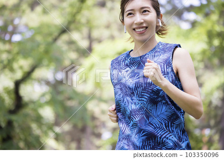 戶外跑步的年輕女子 103350096