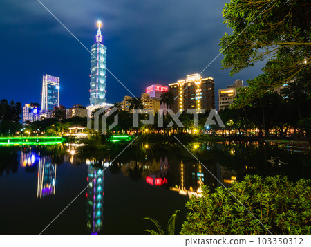 台北台北101和中山公園夜景 台北台北101和中山公園夜景 103350312
