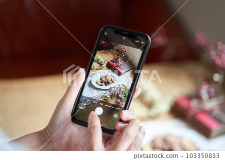 用智能手機拍下糖果的照片 用智能手機拍下糖果的照片 103350833