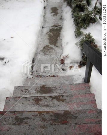 結冰的樓梯,加拿大的隆冬 結冰的樓梯,加拿大的隆冬 103351241