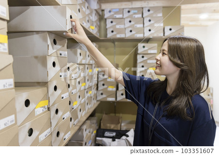 在鞋店後院找庫存的年輕女店員 在鞋店後院找庫存的年輕女店員 103351607