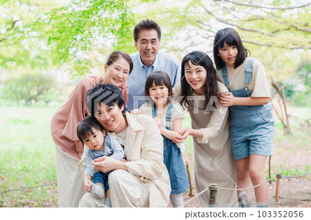Three-generation family living happily with a smile Three-generation family living happily with a smile 103352056