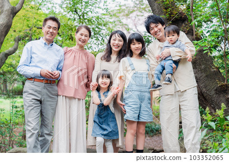 三代一家人幸福地笑著生活 103352065