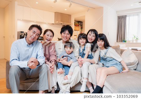Three-generation family living happily with a smile Three-generation family living happily with a smile 103352069