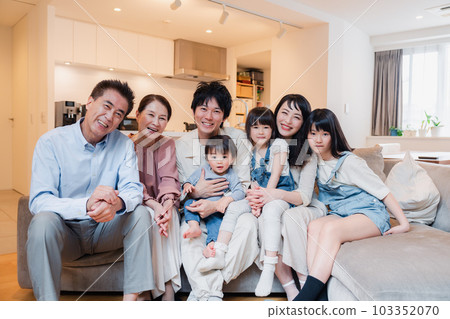Three-generation family living happily with a smile 103352070