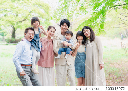 Three-generation family living happily with a smile 103352072