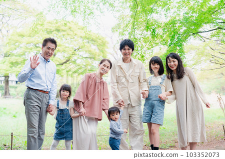 Three-generation family living happily with a smile 103352073