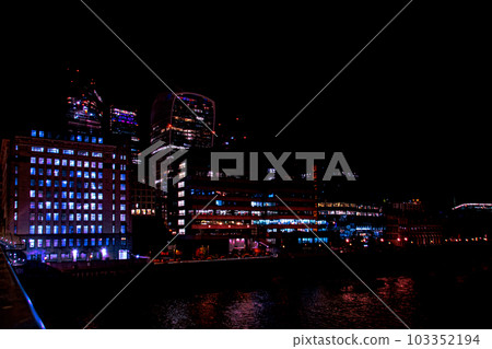 從泰晤士河看城市夜景 103352194