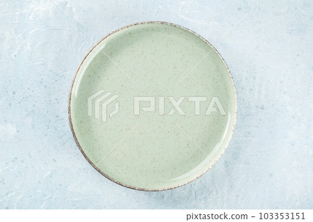 An empty green plate, overhead flat lay shot on a slate background 103353151