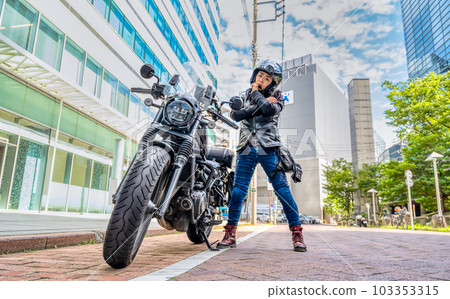 因摩托車發動機不啟動而陷入困境的女騎手 103353315