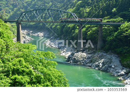有限特快列車穿越第二吉野川大橋 103353569