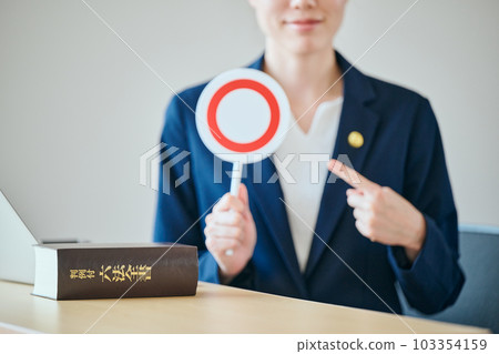 年輕的女律師指著 Marubatsu 盤子 103354159