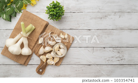 Image of peeling garlic 103354741