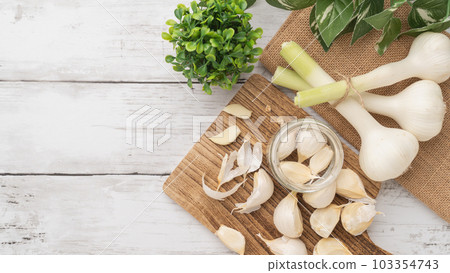 Image of peeling garlic 103354743