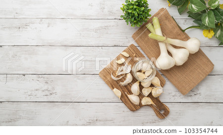 剝大蒜的圖片 103354744