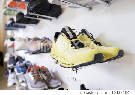 在鞋店排隊的運動鞋 在鞋店排隊的運動鞋 103355043