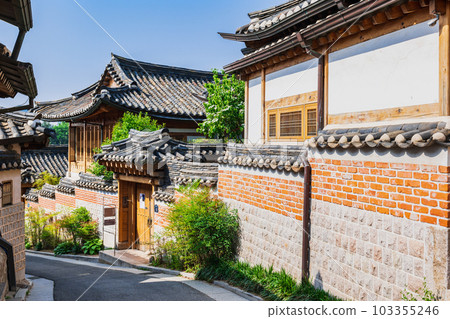 Seoul Bukchon Hanok Village, where traditional houses are lined up 103355246