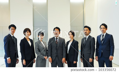 一大群商務人士在辦公室排隊 103356072