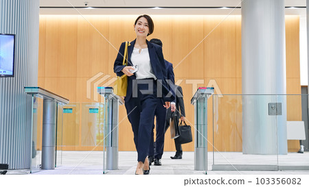 穿過大門的商務人士 103356082